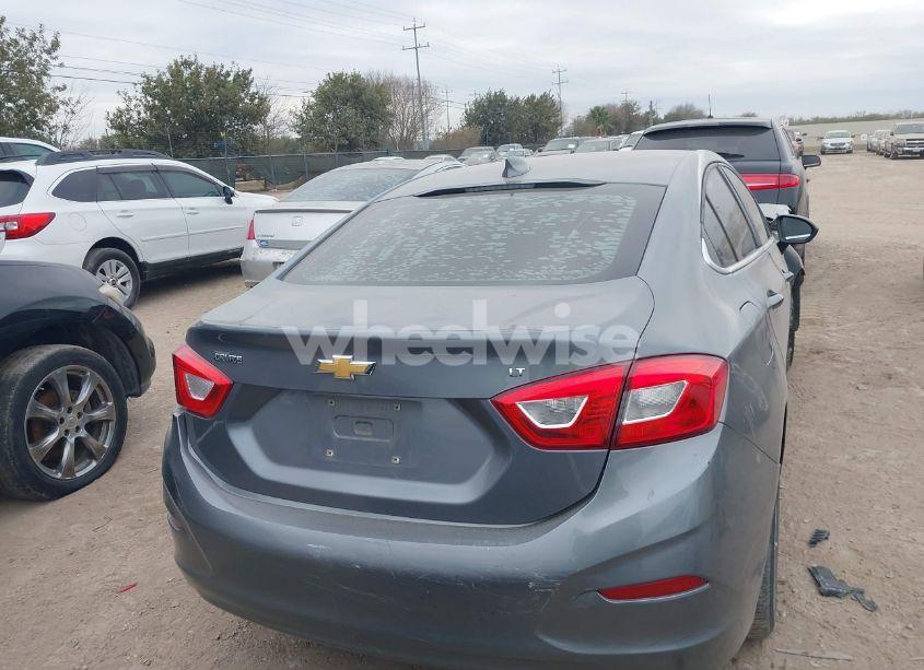 Photo 17 of 2019 Chevrolet Cruze LT (VIN 1G1BE5SM1K7127608)
