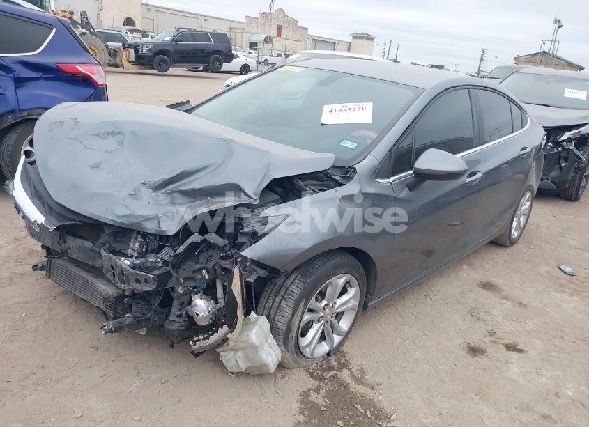 Photo 2 of 2019 Chevrolet Cruze LT (VIN 1G1BE5SM1K7127608)