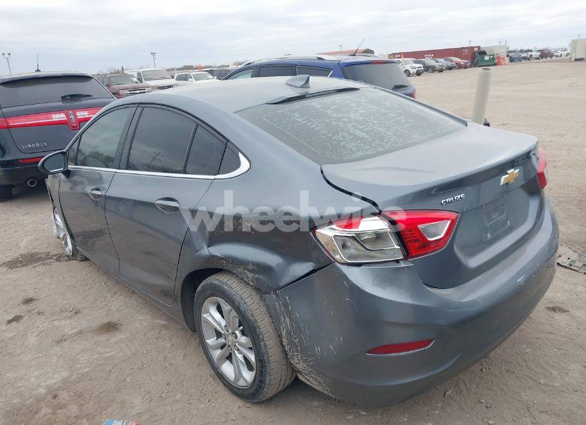 Photo 3 of 2019 Chevrolet Cruze LT (VIN 1G1BE5SM1K7127608)