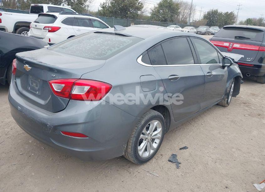 Photo 4 of 2019 Chevrolet Cruze LT (VIN 1G1BE5SM1K7127608)