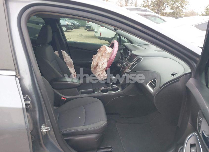 Photo 5 of 2019 Chevrolet Cruze LT (VIN 1G1BE5SM1K7127608)