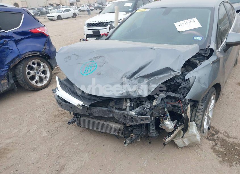 Photo 6 of 2019 Chevrolet Cruze LT (VIN 1G1BE5SM1K7127608)