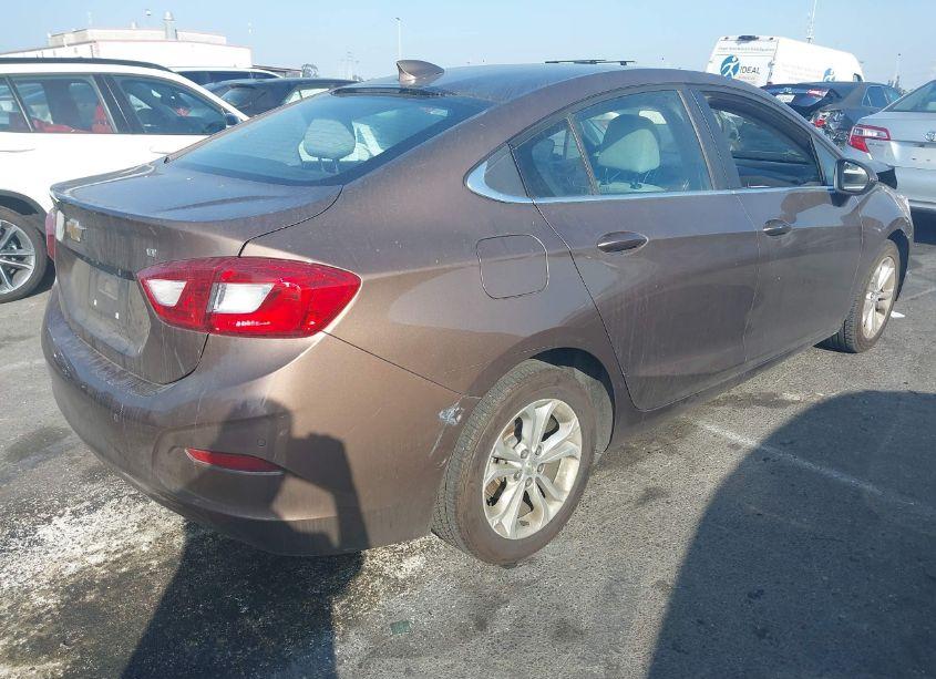Photo 4 of 2019 Chevrolet Cruze LT (VIN 1G1BE5SM1K7130752)