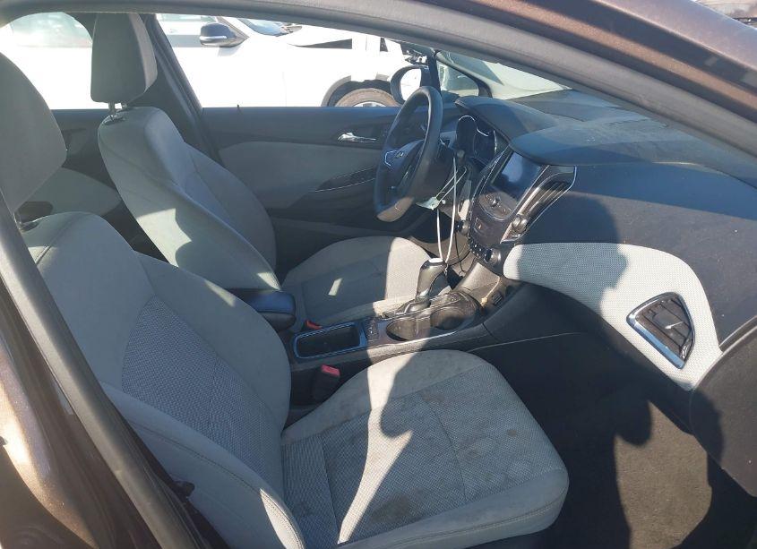 Photo 5 of 2019 Chevrolet Cruze LT (VIN 1G1BE5SM1K7130752)