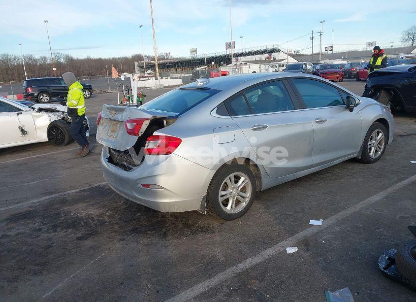 Photo 4 of 2017 Chevrolet Cruze LT AUTO (VIN 1G1BE5SM2H7137962)