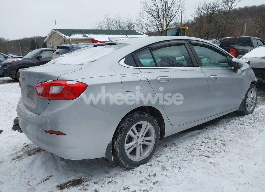 Photo 4 of 2017 Chevrolet Cruze LT AUTO (VIN 1G1BE5SM2H7138299)