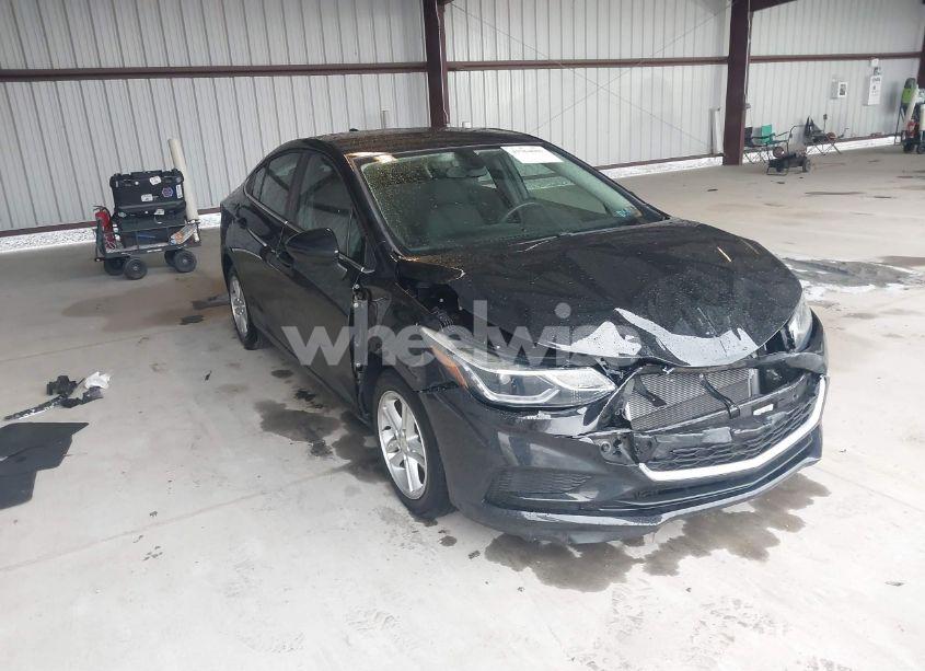 2018 Chevrolet Cruze LT AUTO (VIN 1G1BE5SM2J7104448) main photo