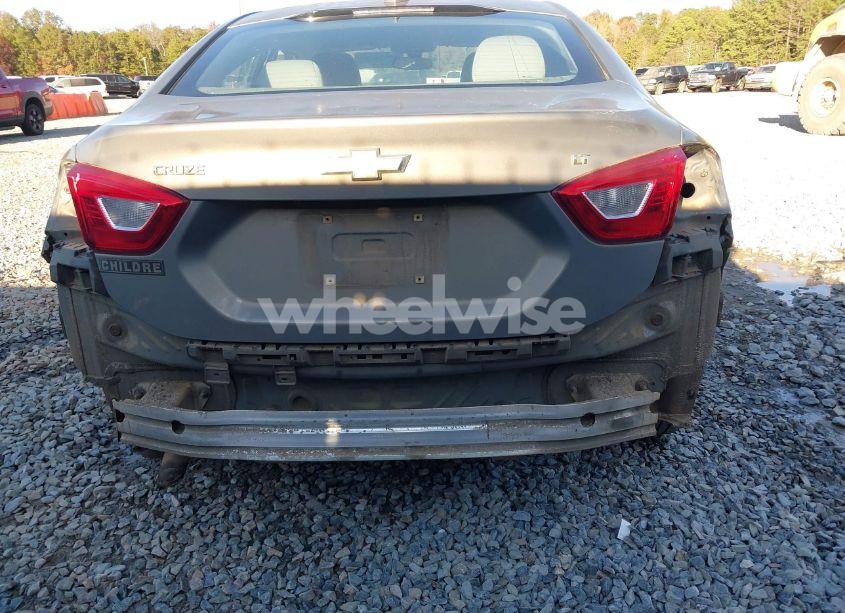 Photo 21 of 2018 Chevrolet Cruze LT AUTO (VIN 1G1BE5SM2J7111450)