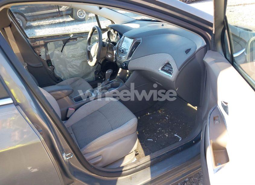 Photo 5 of 2018 Chevrolet Cruze LT AUTO (VIN 1G1BE5SM2J7111450)