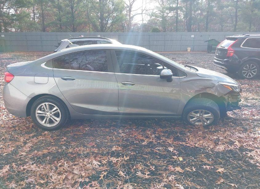 Photo 13 of 2018 Chevrolet Cruze LT AUTO (VIN 1G1BE5SM2J7124697)