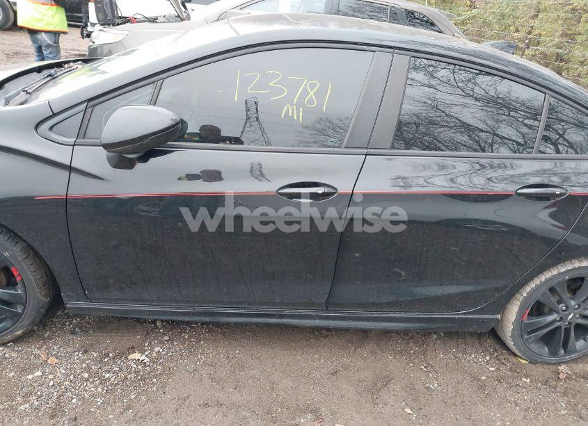 Photo 15 of 2018 Chevrolet Cruze LT AUTO (VIN 1G1BE5SM2J7149163)