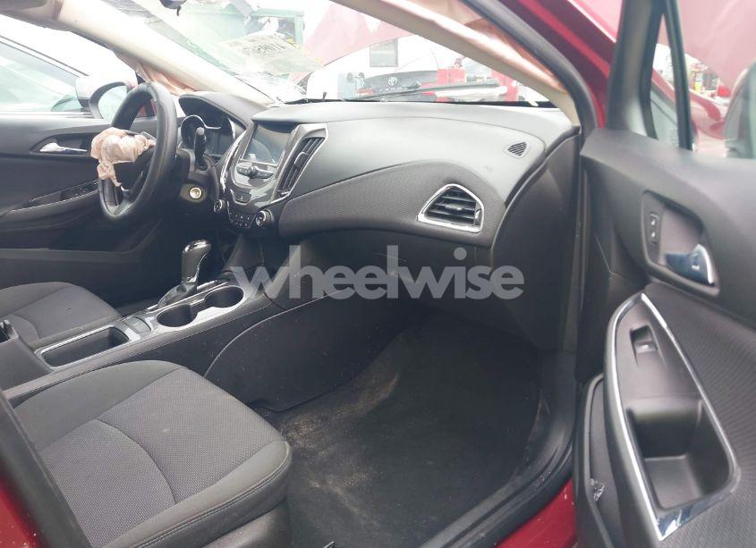 Photo 5 of 2018 Chevrolet Cruze LT AUTO (VIN 1G1BE5SM2J7160633)