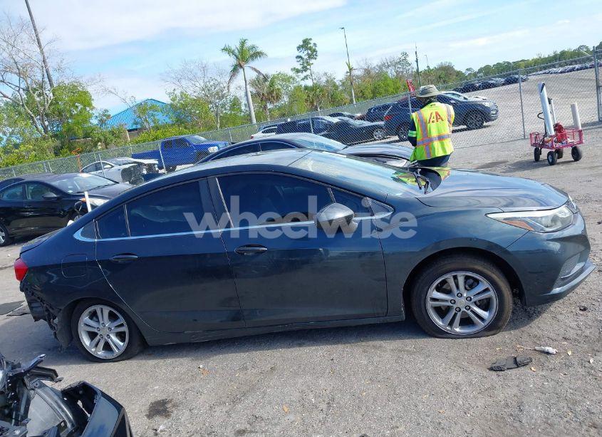 Photo 14 of 2018 Chevrolet Cruze LT AUTO (VIN 1G1BE5SM2J7166531)