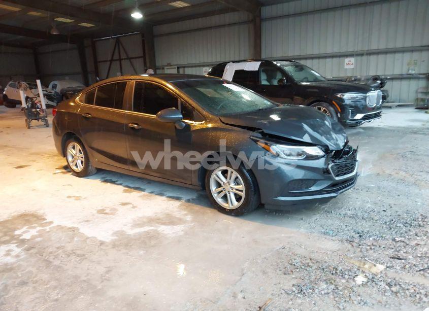 2018 Chevrolet Cruze LT AUTO (VIN 1G1BE5SM2J7176475) main photo