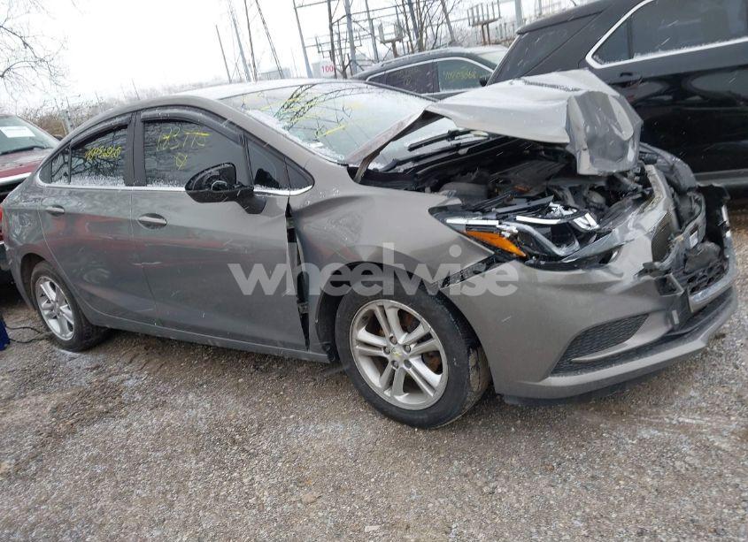 2018 Chevrolet Cruze LT AUTO (VIN 1G1BE5SM2J7183975) main photo