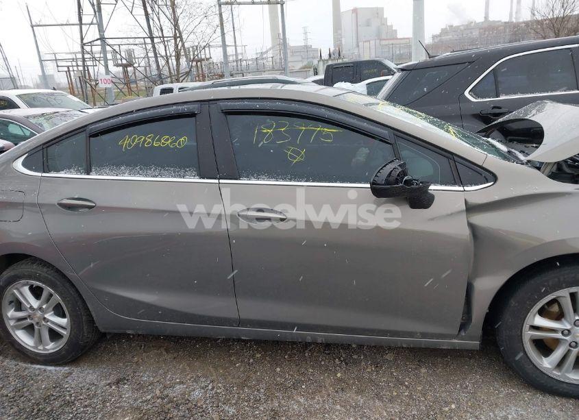 Photo 13 of 2018 Chevrolet Cruze LT AUTO (VIN 1G1BE5SM2J7183975)