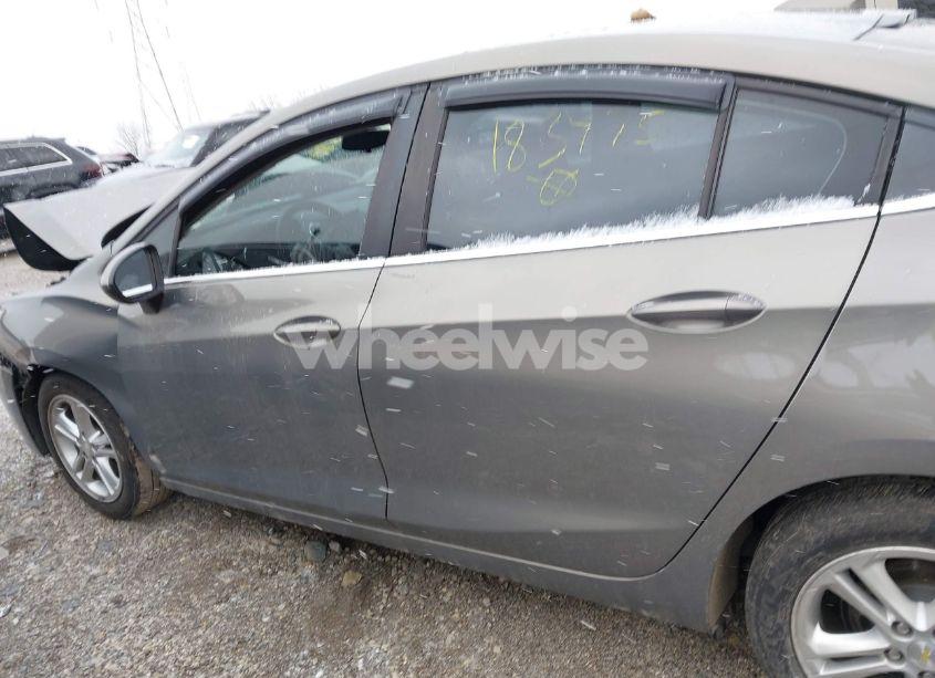 Photo 14 of 2018 Chevrolet Cruze LT AUTO (VIN 1G1BE5SM2J7183975)