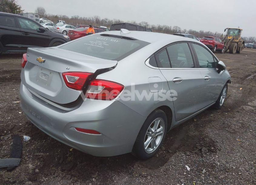 Photo 4 of 2018 Chevrolet Cruze LT AUTO (VIN 1G1BE5SM2J7200032)