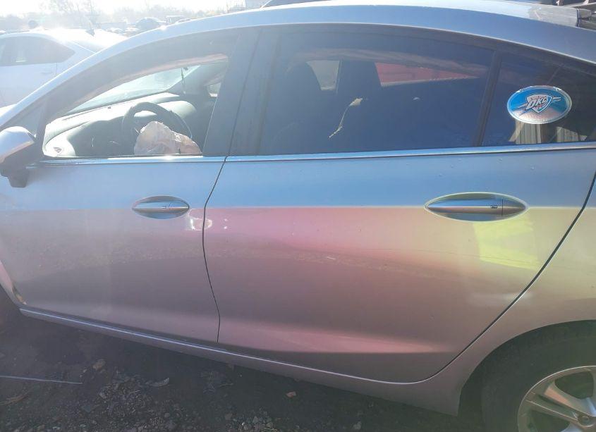 Photo 14 of 2018 Chevrolet Cruze LT AUTO (VIN 1G1BE5SM2J7231393)