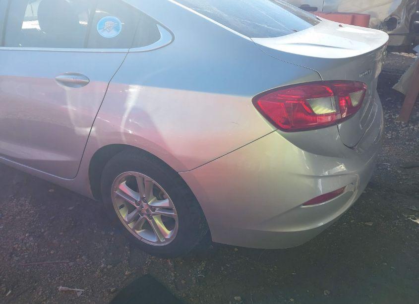 Photo 3 of 2018 Chevrolet Cruze LT AUTO (VIN 1G1BE5SM2J7231393)