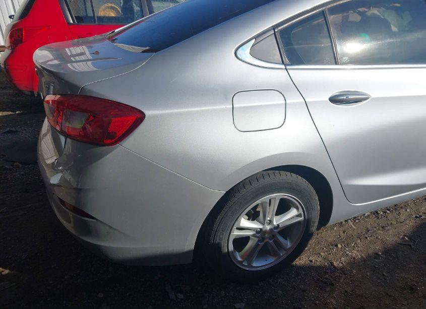 Photo 4 of 2018 Chevrolet Cruze LT AUTO (VIN 1G1BE5SM2J7231393)