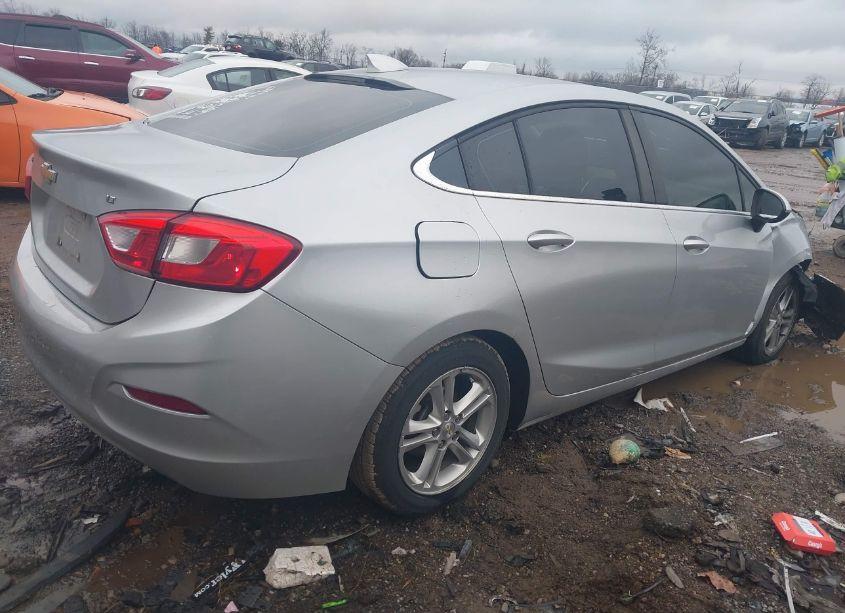 Photo 4 of 2018 Chevrolet Cruze LT AUTO (VIN 1G1BE5SM2J7237257)
