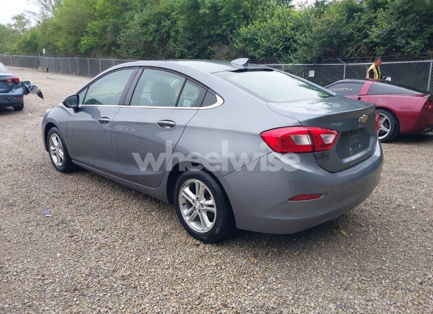 Photo 3 of 2018 Chevrolet Cruze LT AUTO (VIN 1G1BE5SM2J7240594)