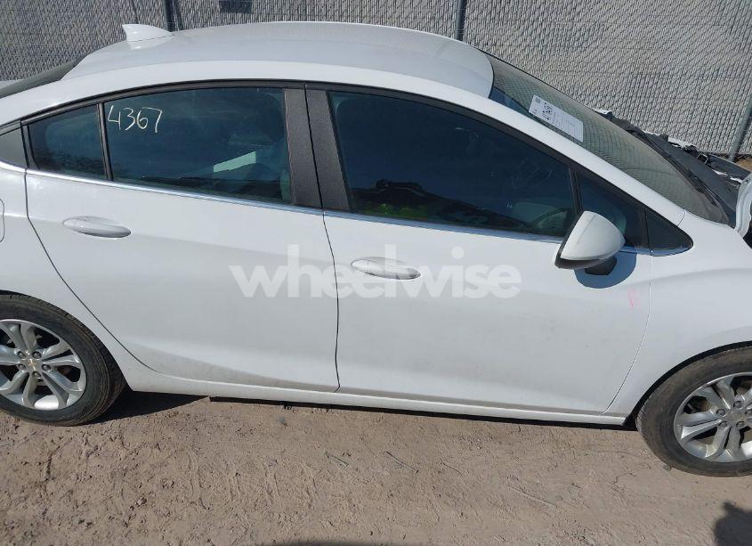 Photo 14 of 2019 Chevrolet Cruze LT (VIN 1G1BE5SM2K7146426)