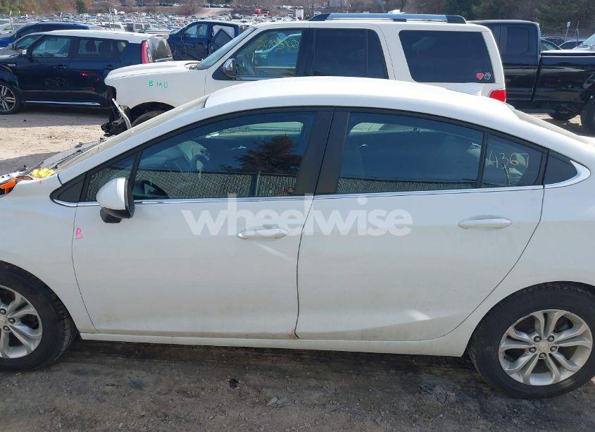 Photo 15 of 2019 Chevrolet Cruze LT (VIN 1G1BE5SM2K7146426)