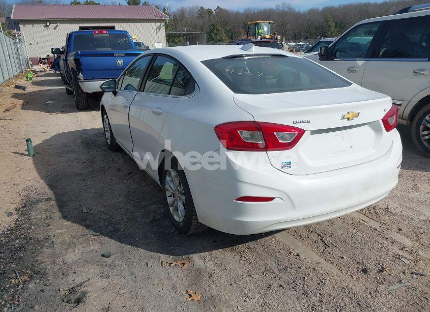 Photo 3 of 2019 Chevrolet Cruze LT (VIN 1G1BE5SM2K7146426)