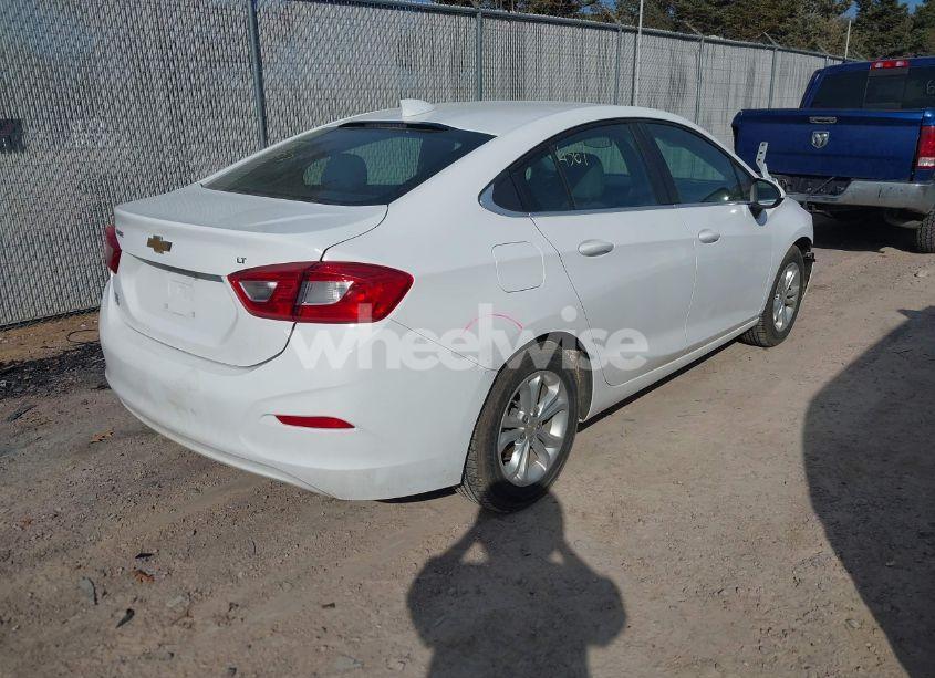 Photo 4 of 2019 Chevrolet Cruze LT (VIN 1G1BE5SM2K7146426)