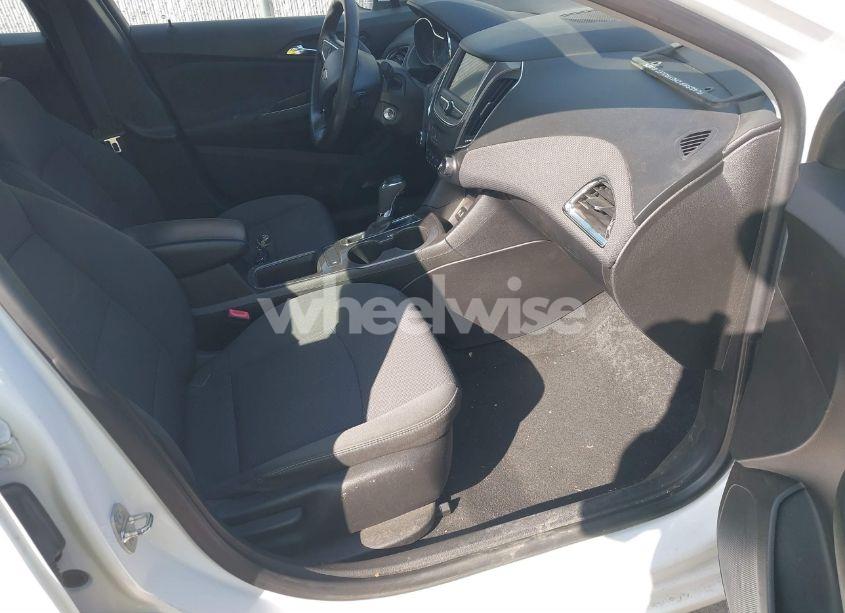 Photo 5 of 2019 Chevrolet Cruze LT (VIN 1G1BE5SM2K7146426)