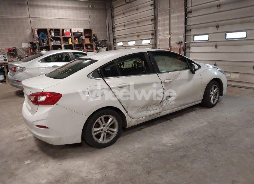 Photo 4 of 2017 Chevrolet Cruze LT AUTO (VIN 1G1BE5SM3H7106249)