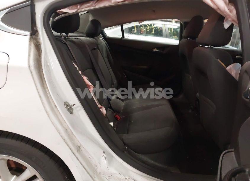 Photo 8 of 2017 Chevrolet Cruze LT AUTO (VIN 1G1BE5SM3H7106249)