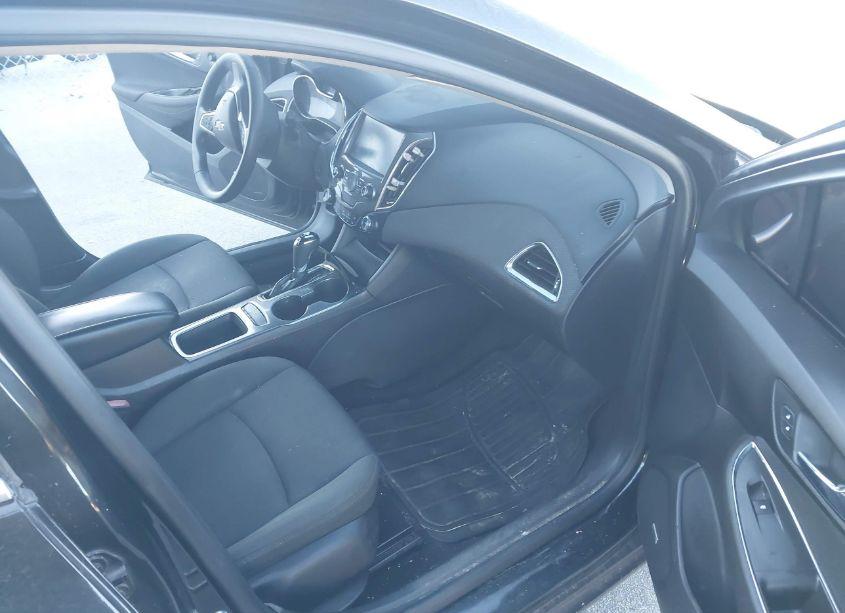 Photo 5 of 2017 Chevrolet Cruze LT AUTO (VIN 1G1BE5SM3H7147383)