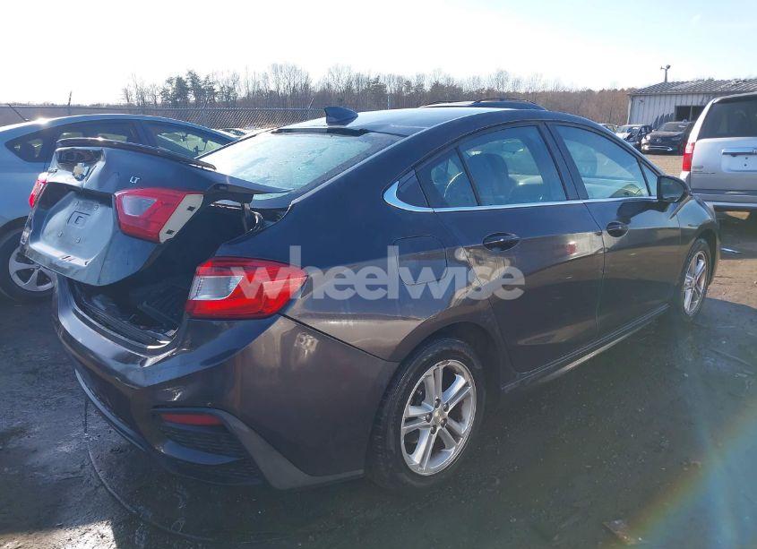 Photo 4 of 2017 Chevrolet Cruze LT AUTO (VIN 1G1BE5SM3H7162157)