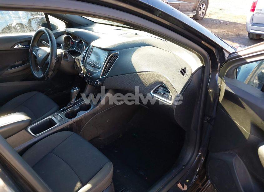 Photo 5 of 2017 Chevrolet Cruze LT AUTO (VIN 1G1BE5SM3H7162157)