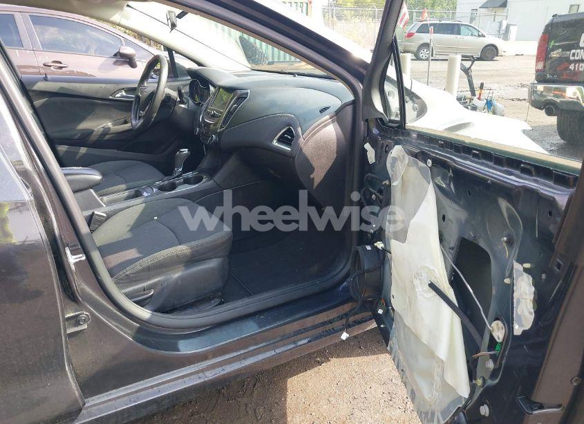 Photo 5 of 2017 Chevrolet Cruze LT AUTO (VIN 1G1BE5SM3H7242901)