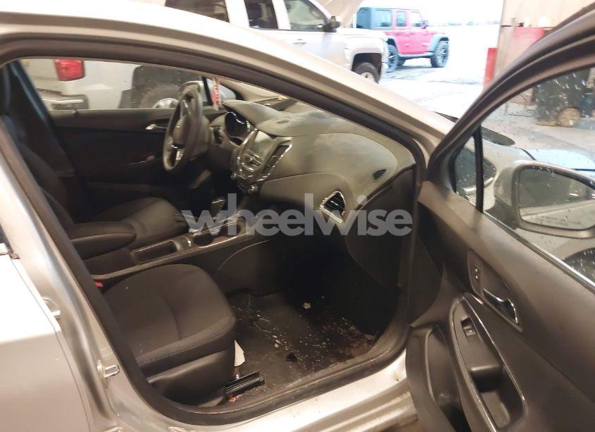 Photo 5 of 2017 Chevrolet Cruze LT AUTO (VIN 1G1BE5SM3H7246916)