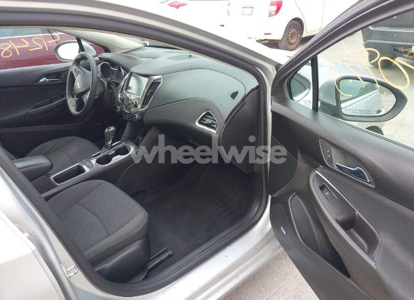 Photo 5 of 2017 Chevrolet Cruze LT AUTO (VIN 1G1BE5SM3H7262470)