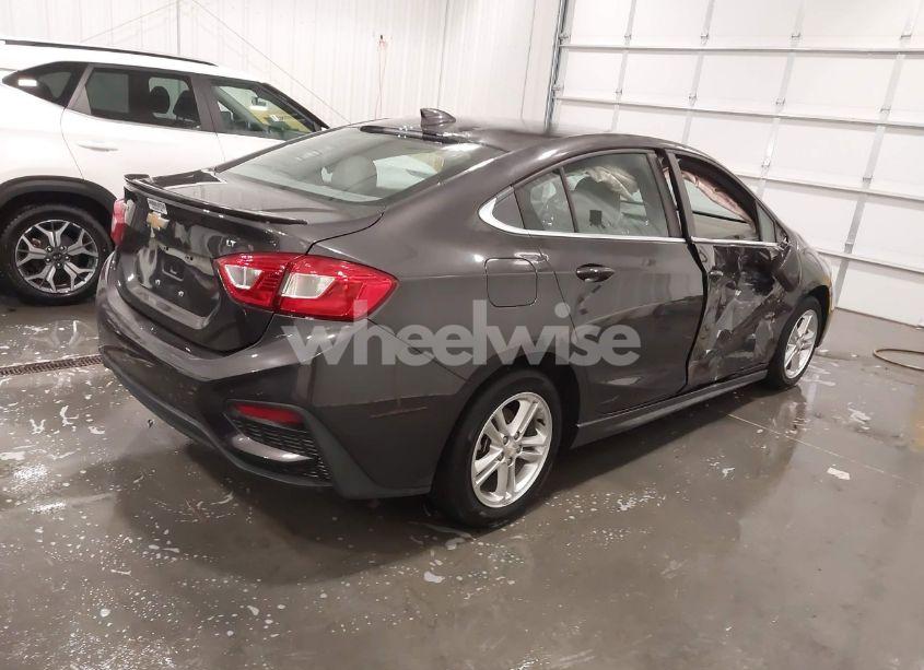Photo 4 of 2017 Chevrolet Cruze LT AUTO (VIN 1G1BE5SM3H7270696)