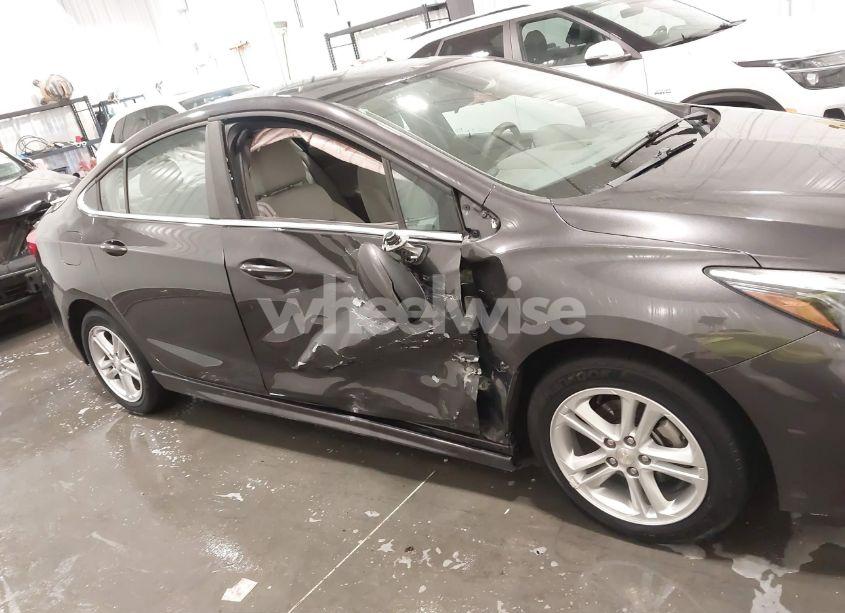 Photo 6 of 2017 Chevrolet Cruze LT AUTO (VIN 1G1BE5SM3H7270696)