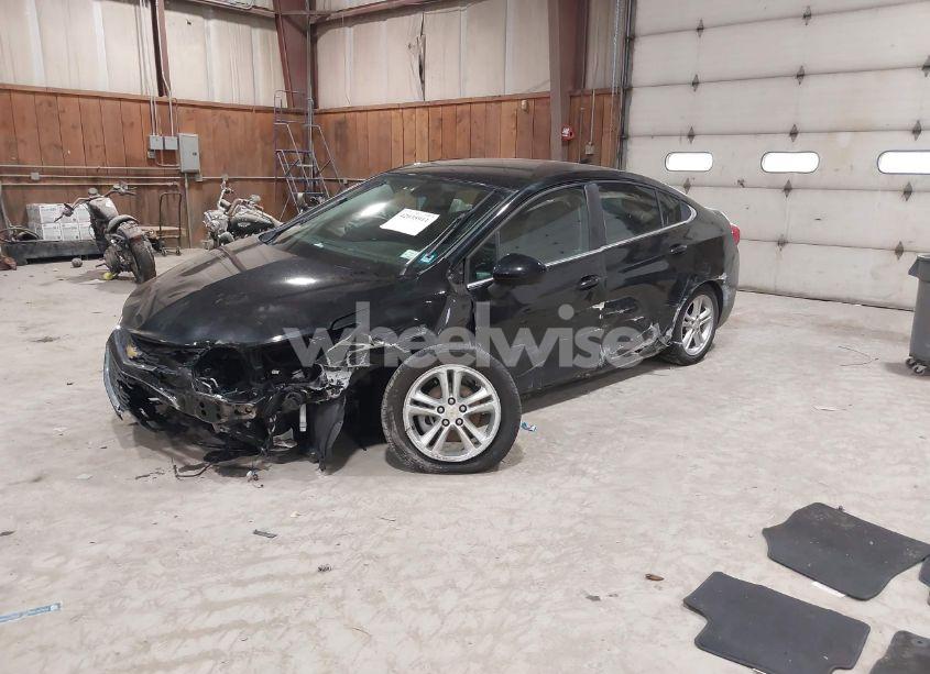 Photo 2 of 2018 Chevrolet Cruze LT AUTO (VIN 1G1BE5SM3J7102787)