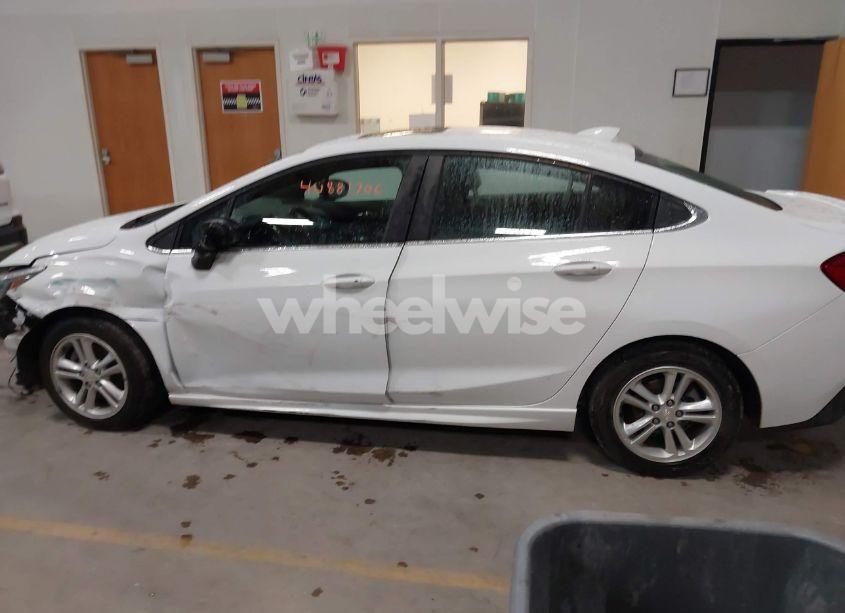 Photo 14 of 2018 Chevrolet Cruze LT AUTO (VIN 1G1BE5SM3J7109996)