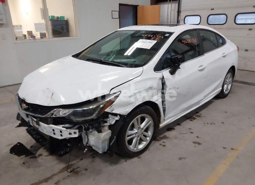 Photo 2 of 2018 Chevrolet Cruze LT AUTO (VIN 1G1BE5SM3J7109996)