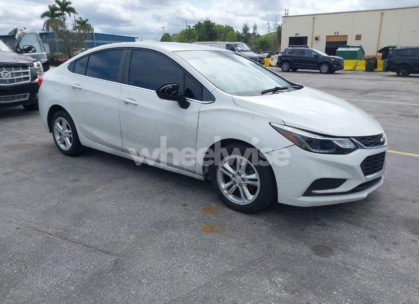 2018 Chevrolet Cruze LT AUTO (VIN 1G1BE5SM3J7113384) main photo
