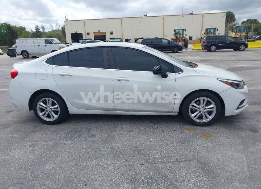 Photo 13 of 2018 Chevrolet Cruze LT AUTO (VIN 1G1BE5SM3J7113384)