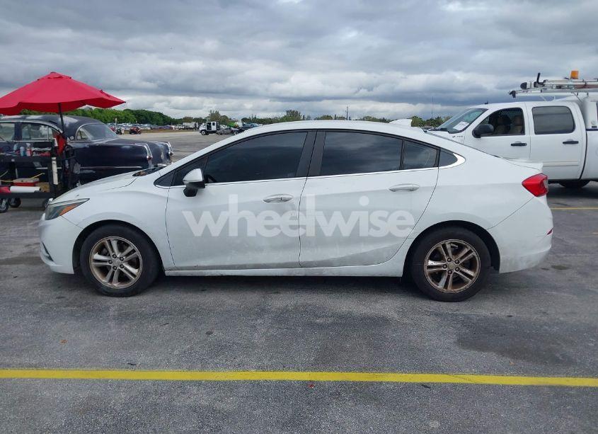 Photo 14 of 2018 Chevrolet Cruze LT AUTO (VIN 1G1BE5SM3J7113384)