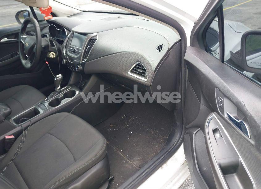 Photo 5 of 2018 Chevrolet Cruze LT AUTO (VIN 1G1BE5SM3J7113384)