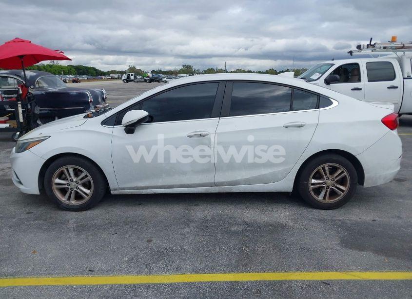 Photo 6 of 2018 Chevrolet Cruze LT AUTO (VIN 1G1BE5SM3J7113384)
